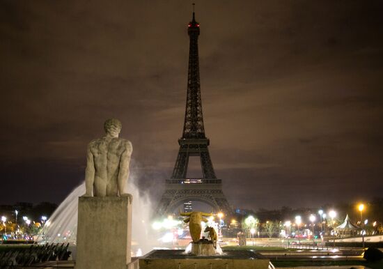 Власти Парижа погасили огни на Эйфелевой башне в память о жертвах теракта в Лондоне