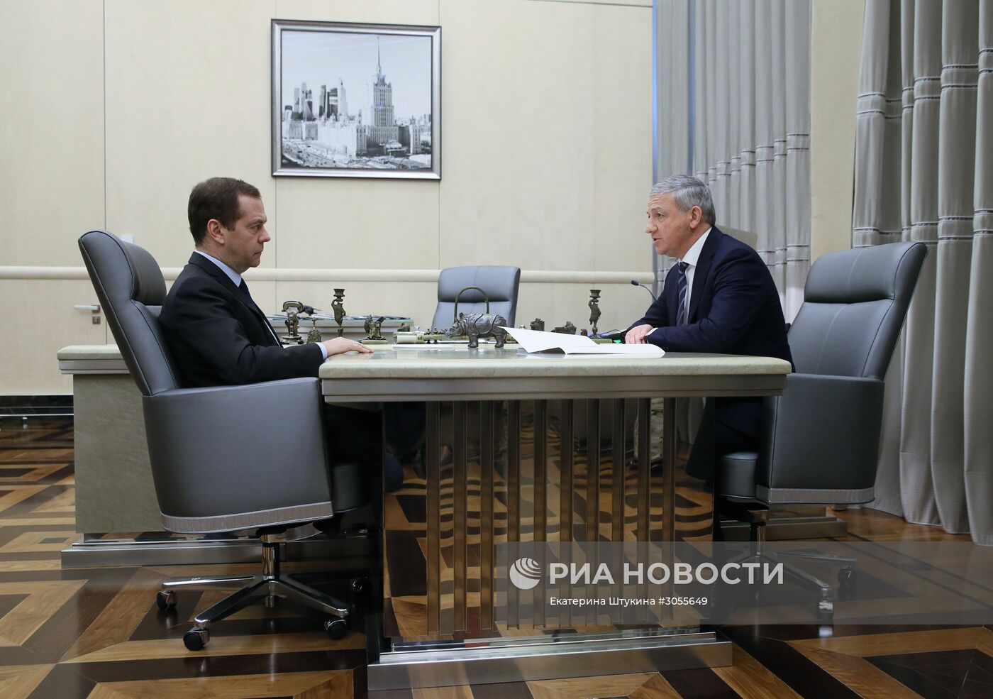 Премьер-министр РФ Д. Медведев встретился с главой Республики Северная Осетия - Алания В. Битаровым