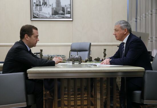 Премьер-министр РФ Д. Медведев встретился с главой Республики Северная Осетия - Алания В. Битаровым