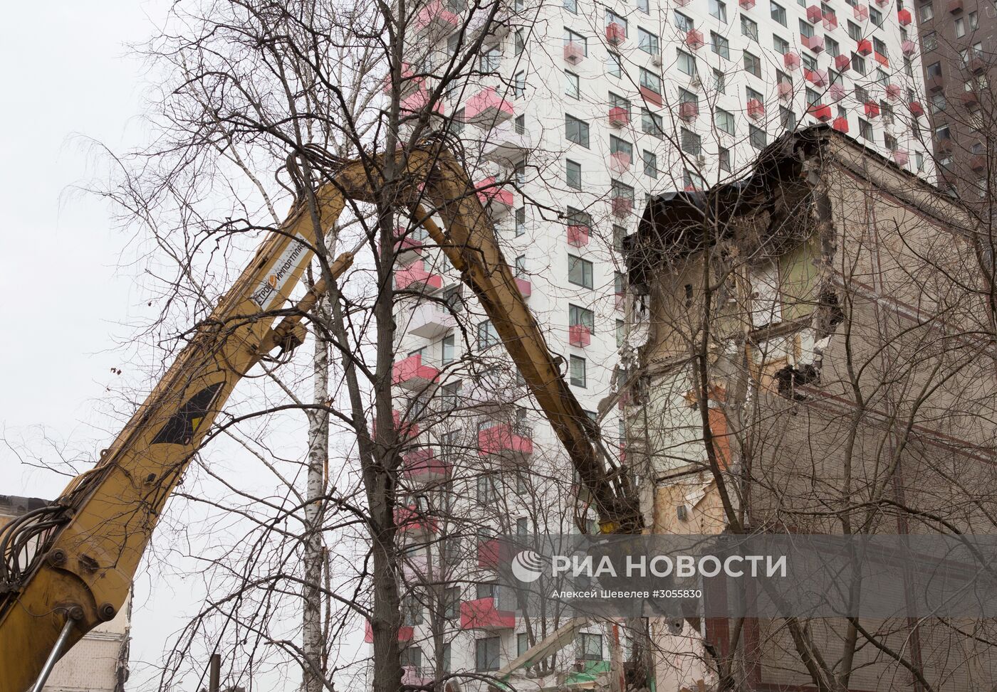 Снос жилого пятиэтажного дома на улице Народного ополчения в Москве