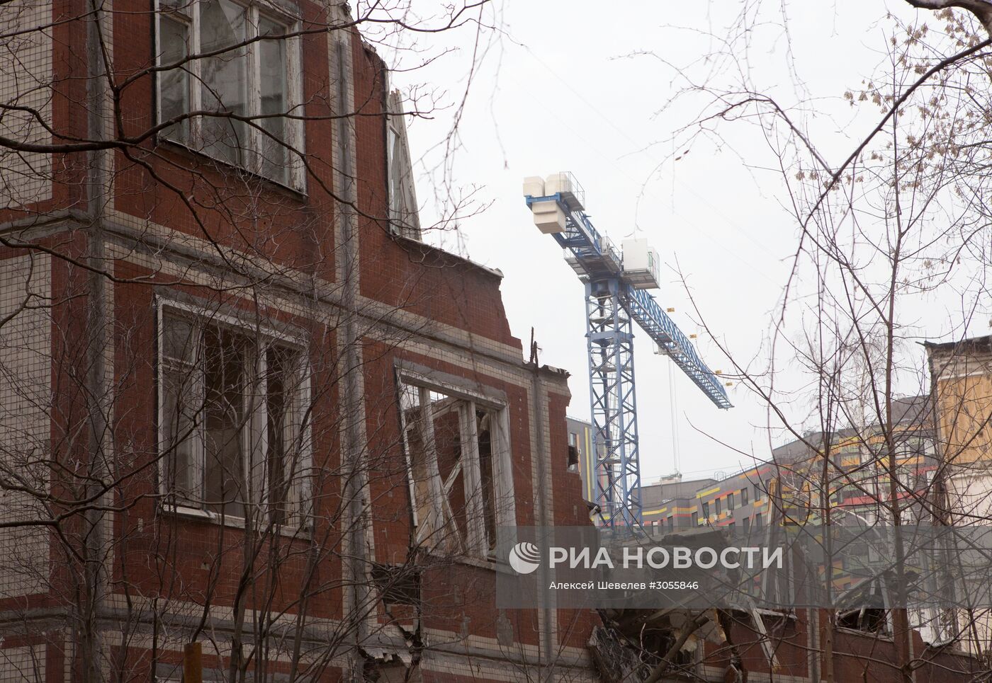 Снос жилого пятиэтажного дома на улице Народного ополчения в Москве