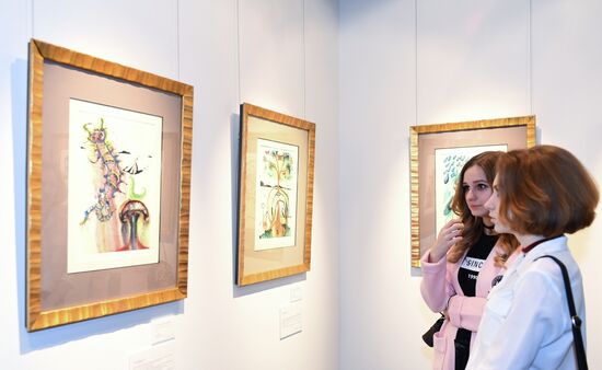 Открытие выставки Сальвадора Дали "Алиса в стране Чудес"