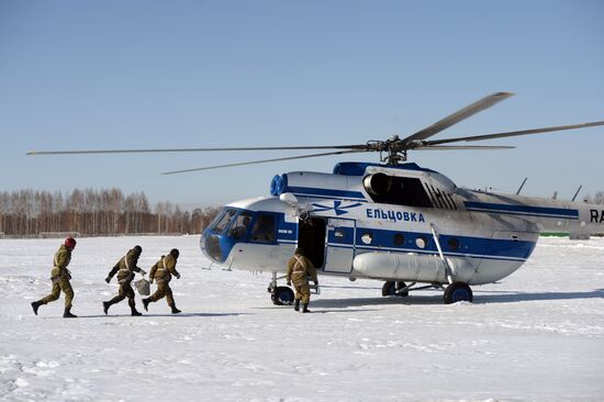 Воздушная тренировка работников парашютно-десантной пожарной службы Новосибирской авиабазы