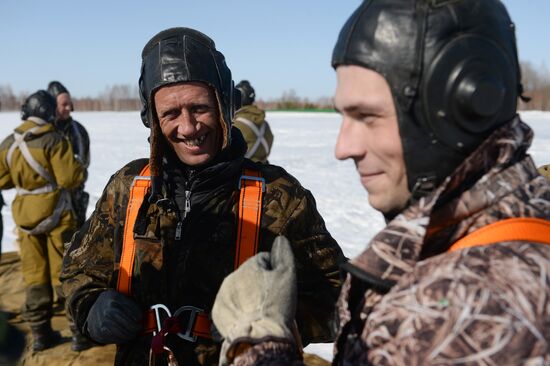 Воздушная тренировка работников парашютно-десантной пожарной службы Новосибирской авиабазы