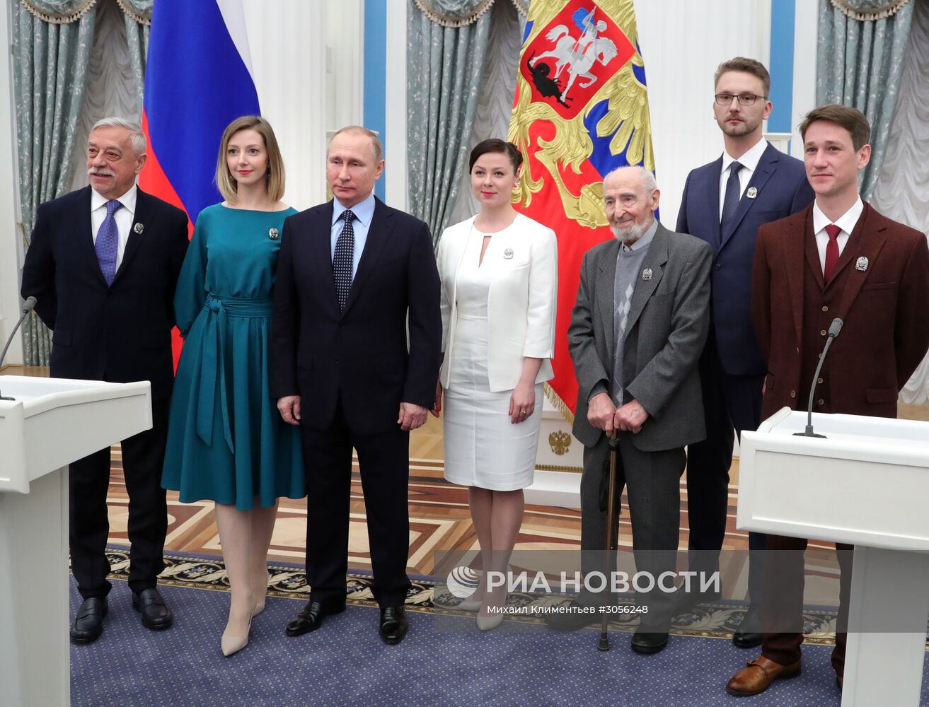 Президент РФ В. Путин вручил награды деятелям культуры за 2016 год