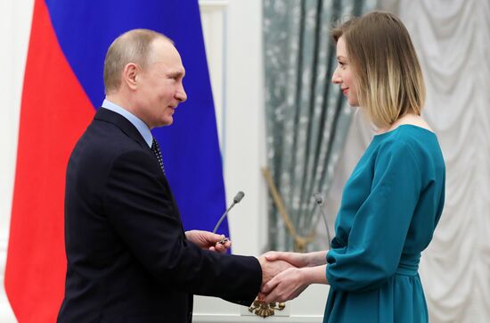 Президент РФ В. Путин вручил награды деятелям культуры за 2016 год