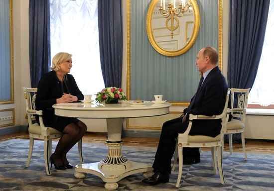 Президент РФ В. Путин встретился с лидером партии Франции "Национальный фронт" М. Ле Пен
