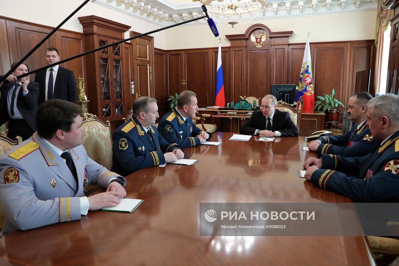 Президент РФ В. Путин провел совещание с руководством Росгвардии