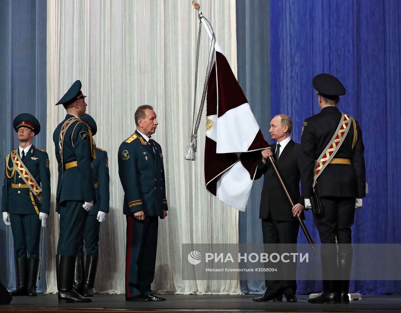 Президент РФ В. Путин посетил торжественный вечер, посвящённый Дню войск Росгвардии