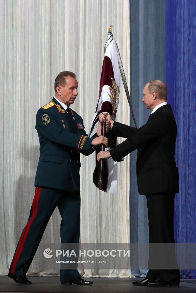 Президент РФ В. Путин посетил торжественный вечер, посвящённый Дню войск Росгвардии