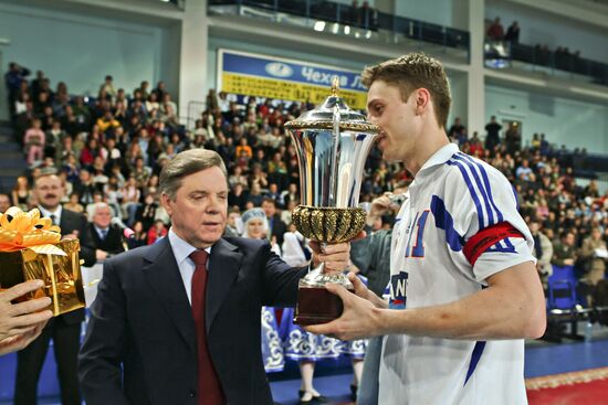 Награждение Б.Громовым гандбольной команды г.Чехова