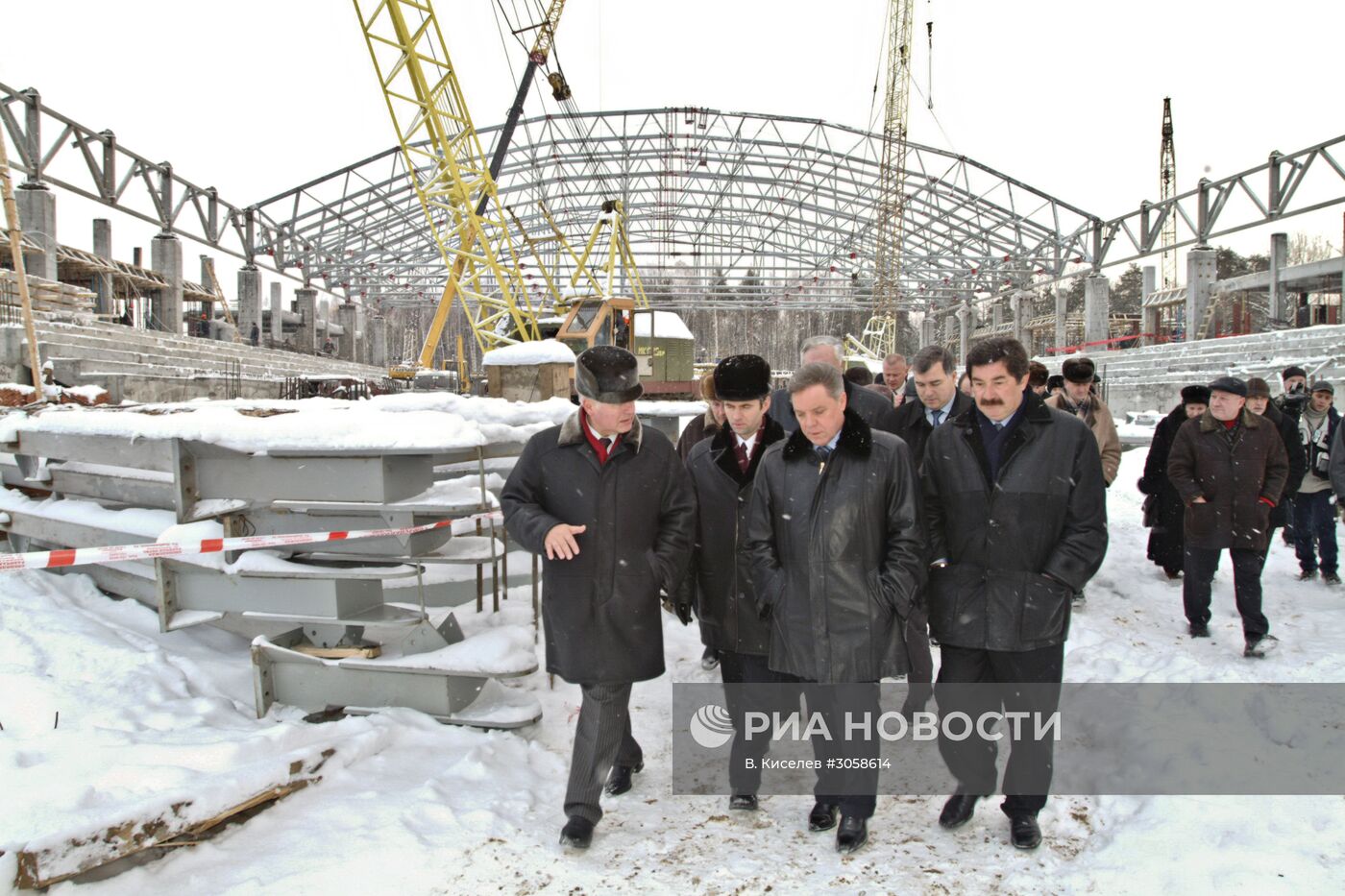 Б. Громов на строительстве спорткомплекса в Мытищах