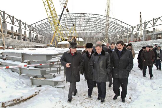 Б. Громов на строительстве спорткомплекса в Мытищах