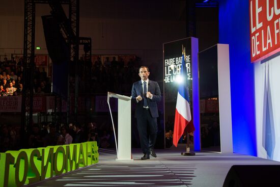 Предвыборный митинг в поддержку кандидата в президенты Франции Б. Амона