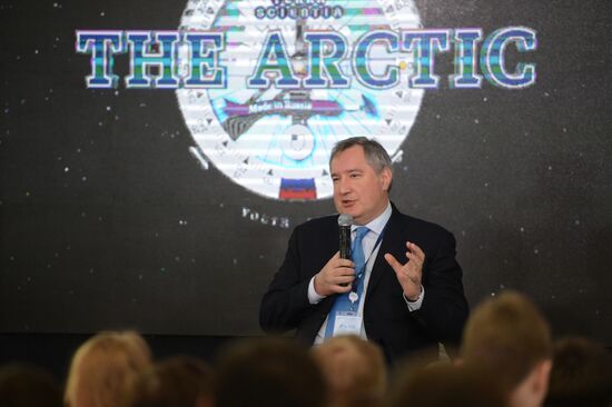 Международный арктический форум "Арктика - территория диалога". День второй