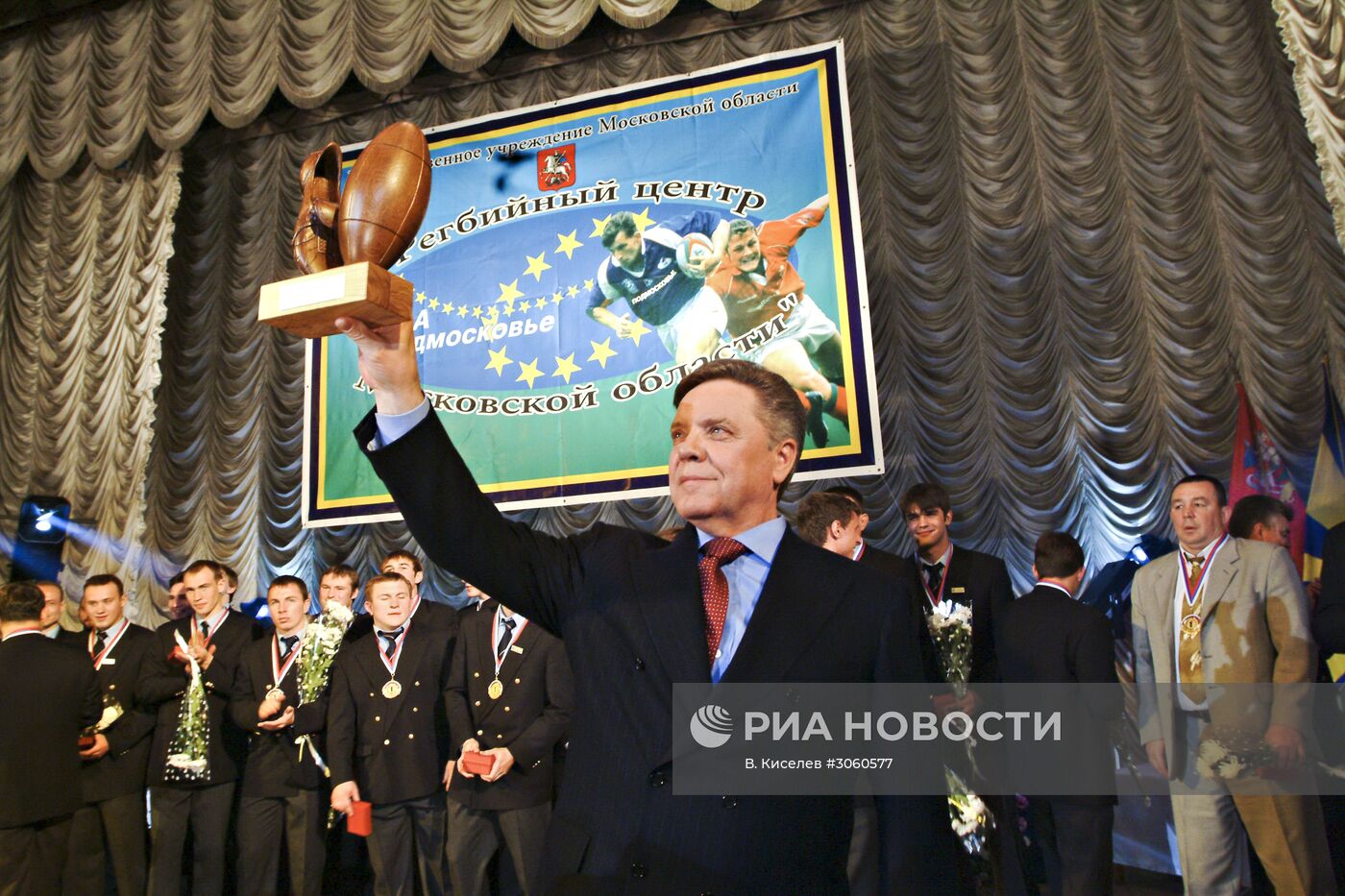 Награждение Б.Громовым мужской команды по регби