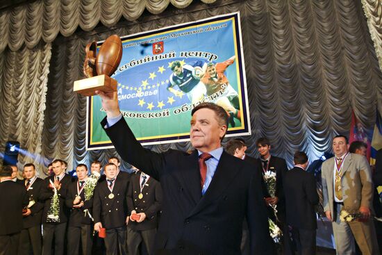 Награждение Б.Громовым мужской команды по регби