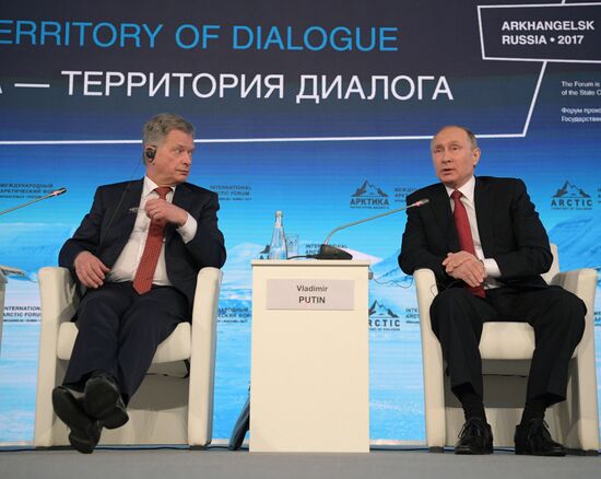 Президент РФ В. Путин посетил Международный арктический форум "Арктика - территория диалога"