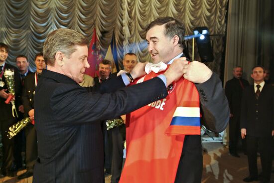 Губернатор Московской области Б. Громов в регбийном центре