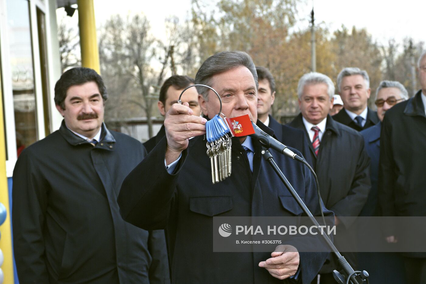 Вручение Б. Громовым ключи новоселам