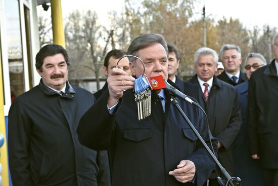 Вручение Б. Громовым ключи новоселам
