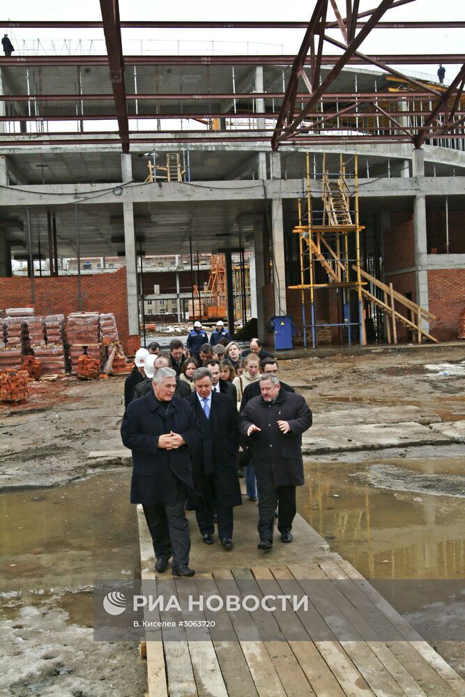 Б. Громов на строительстве спорткомплекса в Мытищах