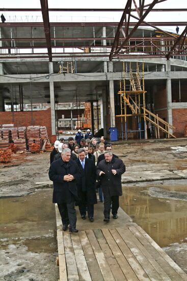 Б. Громов на строительстве спорткомплекса в Мытищах