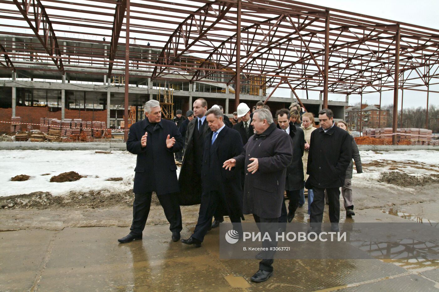 Б. Громов на строительстве спорткомплекса в Мытищах