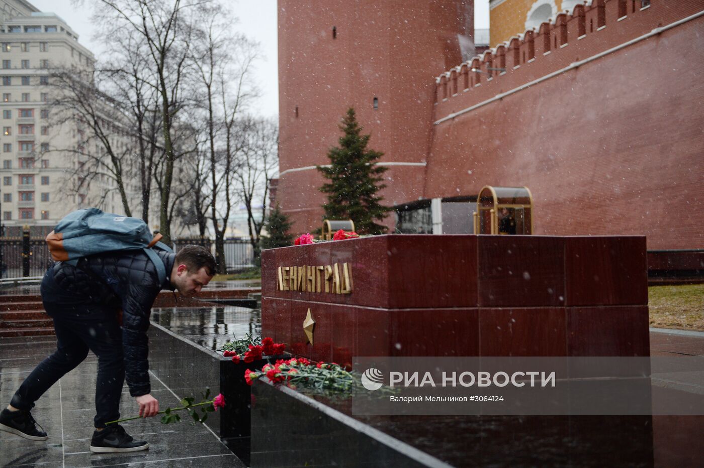 Цветы в память о погибших в метро Санкт–Петербурга