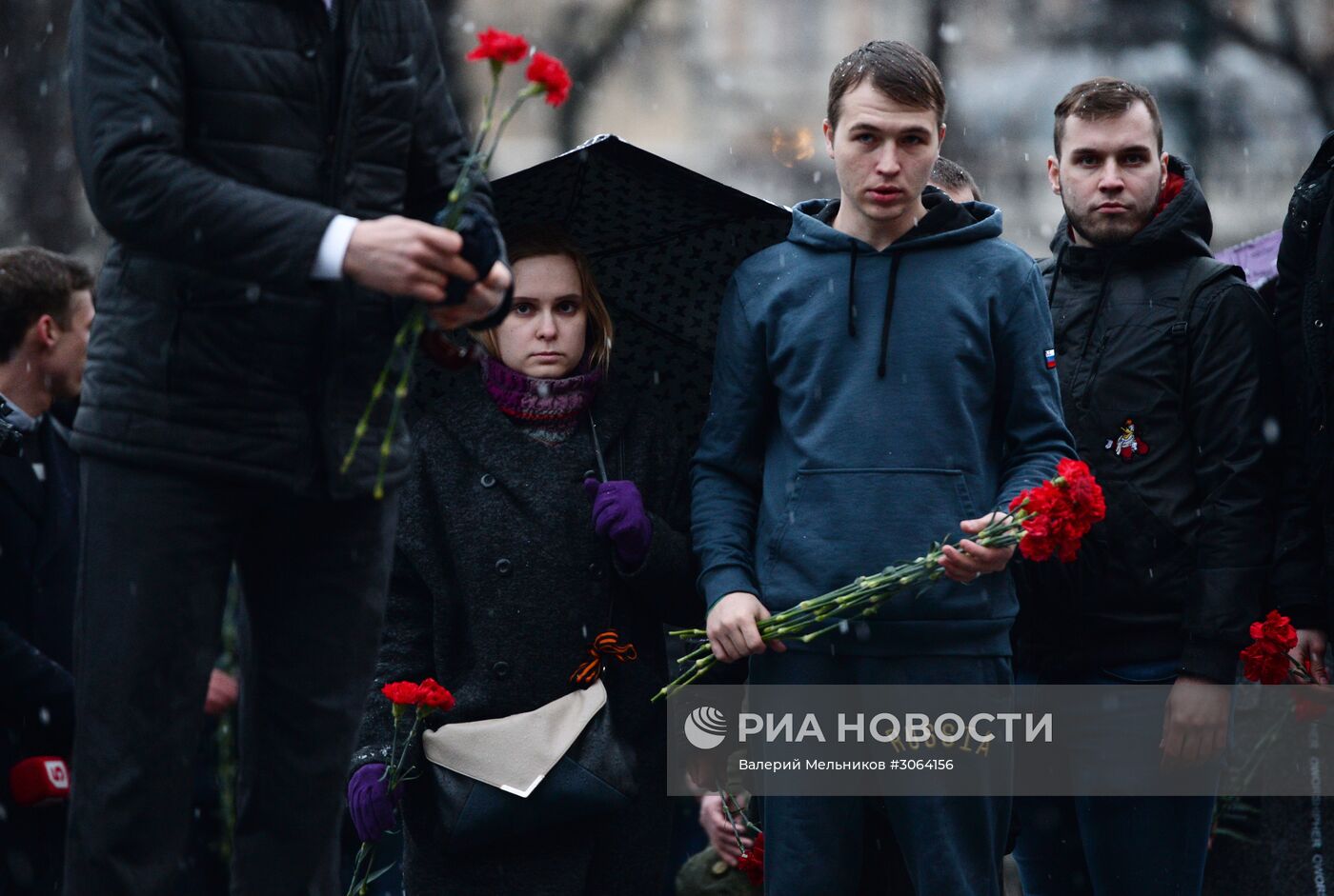 Цветы в память о погибших в метро Санкт–Петербурга