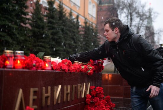 Цветы в память о погибших в метро Санкт–Петербурга