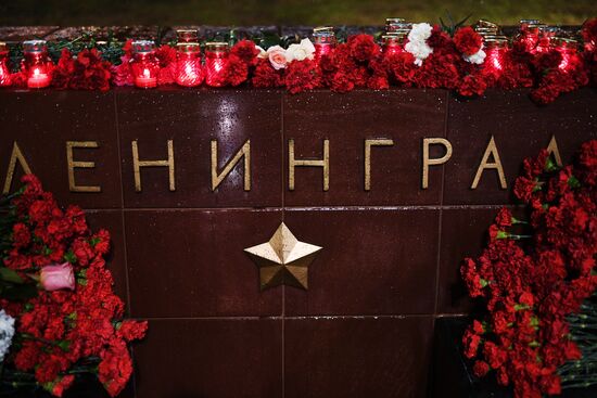 Цветы в память о погибших в метро Санкт–Петербурга