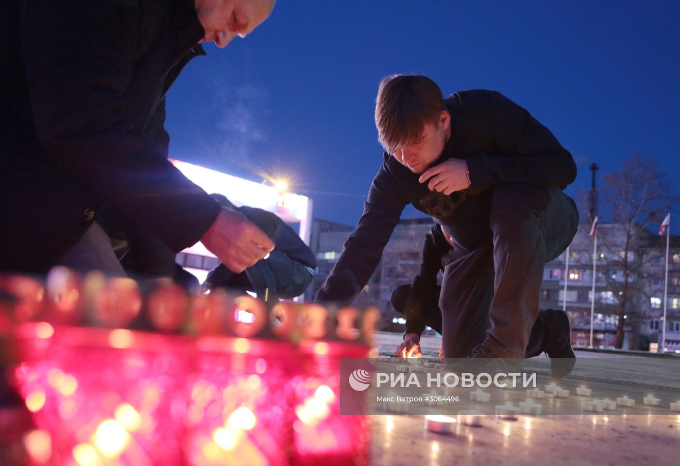 Цветы в память о погибших в метро Санкт–Петербурга