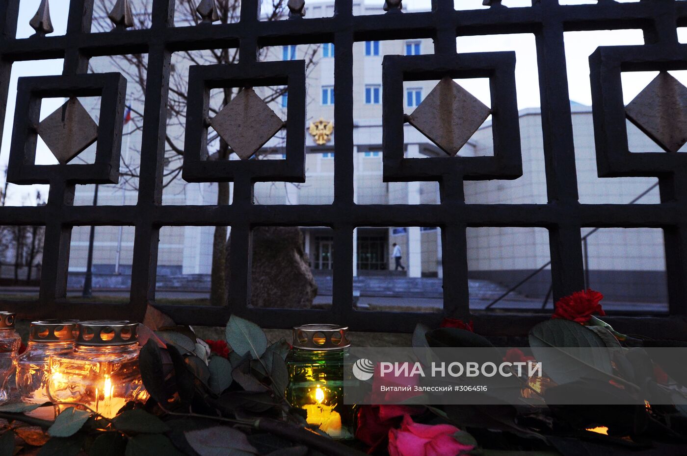Цветы у посольств РФ в странах мира в память о погибших при взрыве в Санкт-Петербурге