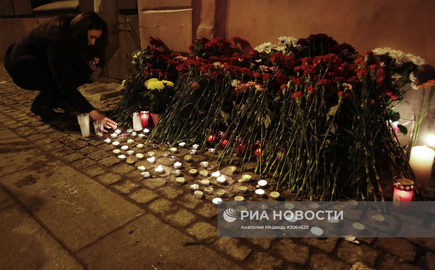 Цветы в память о погибших в метро Санкт–Петербурга