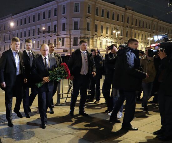 Президент РФ В. Путин возложил цветы у станции метро "Технологический институт"