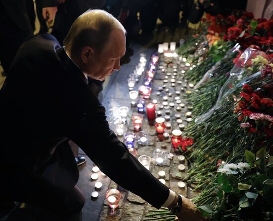 Президент РФ В. Путин возложил цветы у станции метро "Технологический институт"