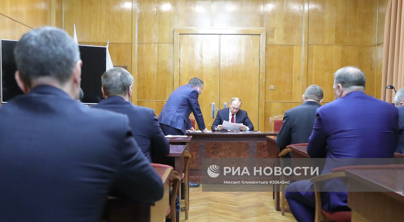 Президент РФ В. Путин провел совещание по взрыву в метро