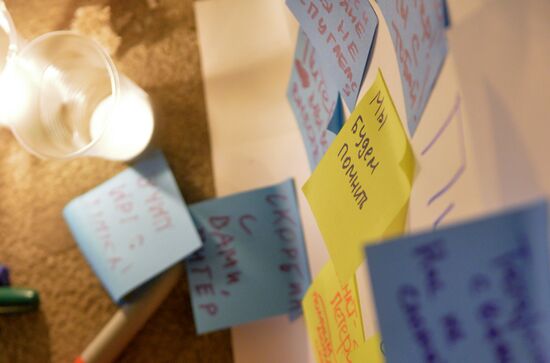 Цветы в память о погибших в метро Санкт–Петербурга