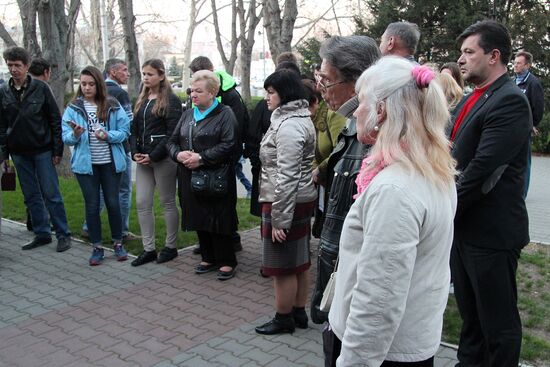 Цветы в память о погибших в метро Санкт–Петербурга