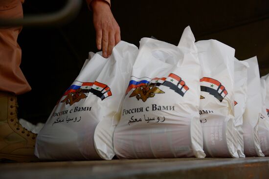Жители Сирии получили гуманитарную помощь от России
