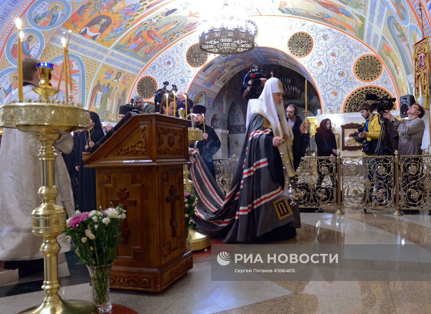 Патриарх Кирилл совершил заупокойную литию в храме Христа Спасителя по погибшим в метро Санкт–Петербурга