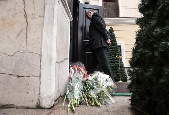 Открыта книга соболезнований в память о погибших в результате взрыва в петербургском метрополитене