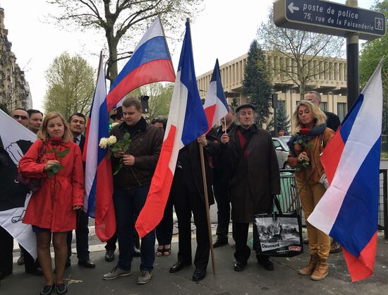 Траурные мероприятия за рубежом в память о погибших при взрыве в метро Санкт-Петербурга