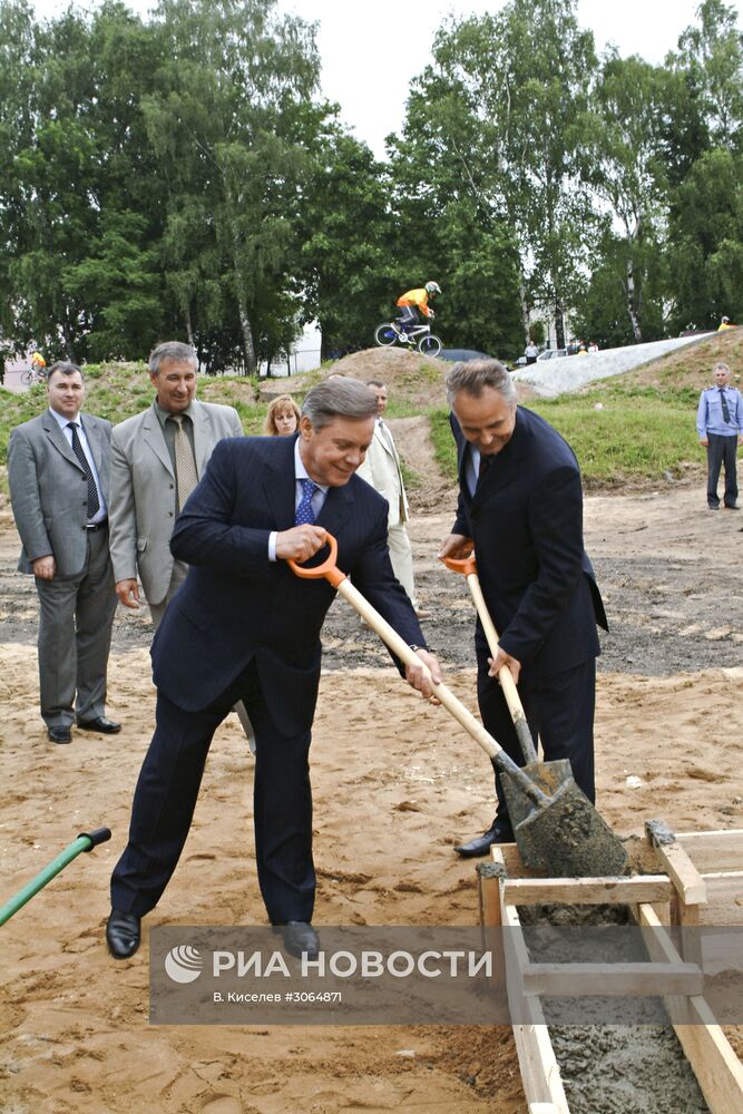 Б. Громов на церемонии закладки капсулы Ледового дворца