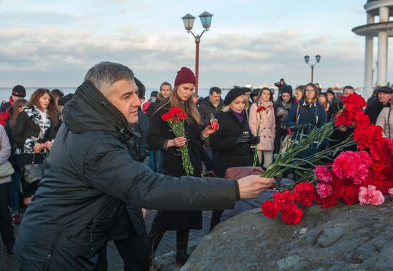 Жители Петрозаводска возложили цветы в память о жертвах теракта в Санкт-Петербурге