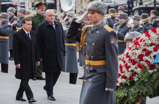 Президент Узбекистана Ш. Мирзиеев на церемонии возложения цветов к мемориалу "Ленинград" в память о погибших в результате теракта в метро Санкт-Петербурга