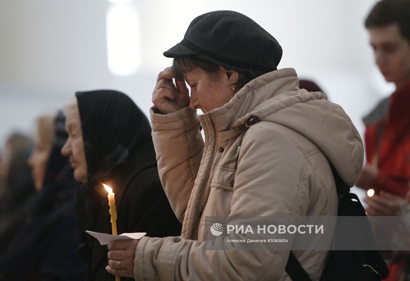 Панихида по жертвам взрыва в метро в Троице-Измайловском соборе Петербурга
