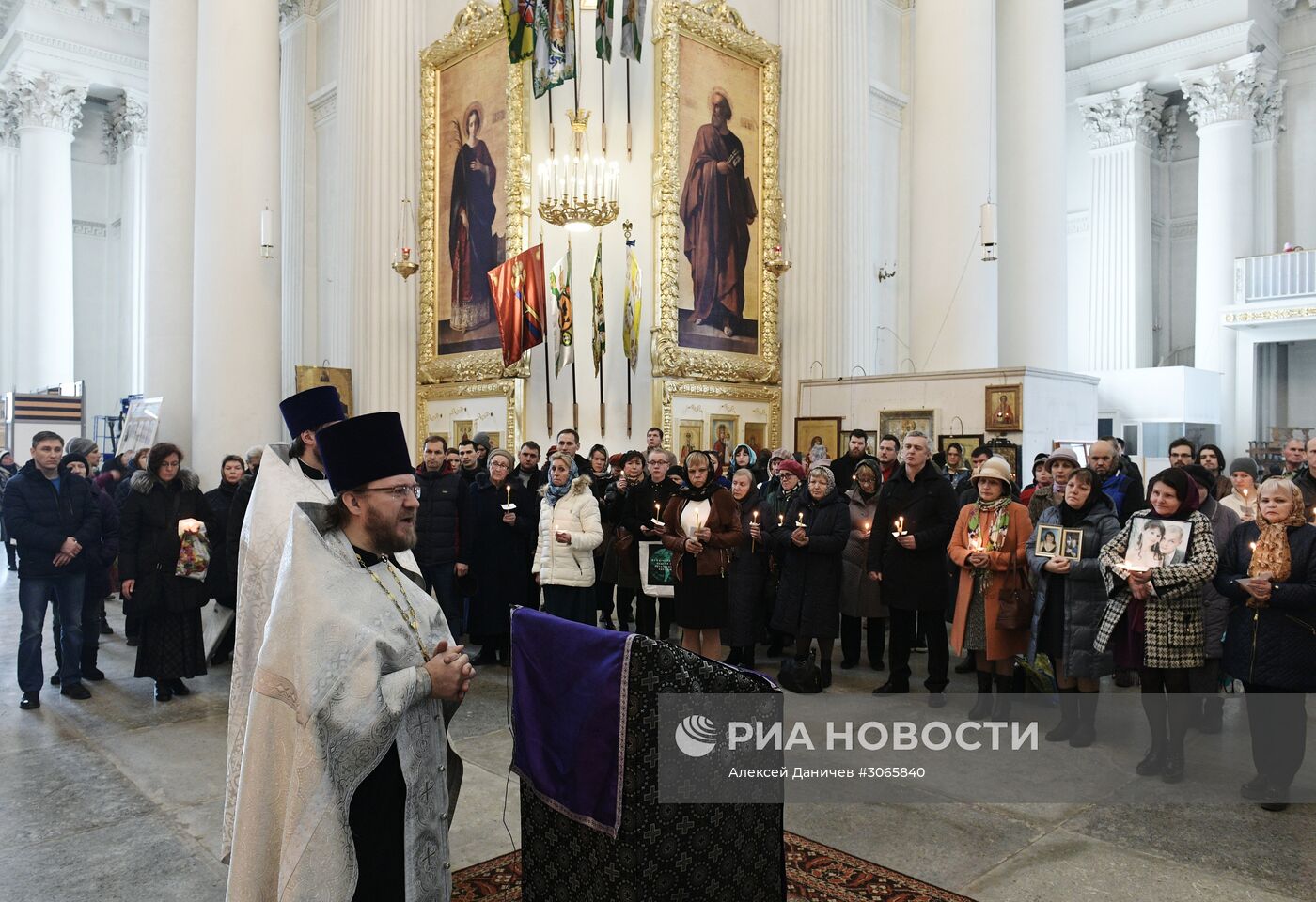 Панихида по жертвам взрыва в метро в Троице-Измайловском соборе Петербурга