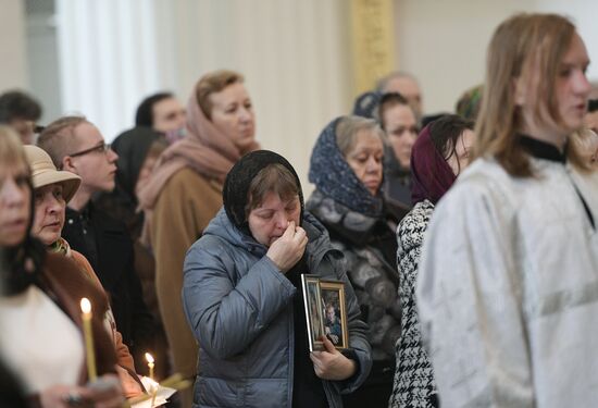 Панихида по жертвам взрыва в метро в Троице-Измайловском соборе Петербурга